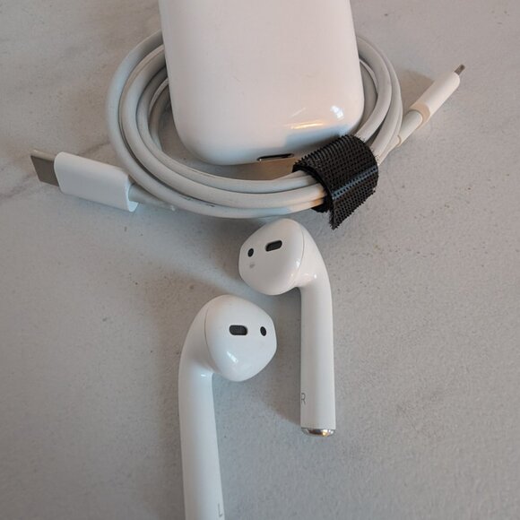 Apple AirPods 2nd Generation with Charging Case - White - Picture 5 of 11